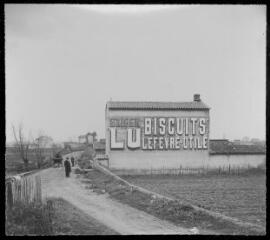 2 vues - Toulouse : maison isolée portant l\'affichage publicitaire pour les biscuits Lu. - [entre 1910 et 1930]. - 2 photographies (ouvre la visionneuse)