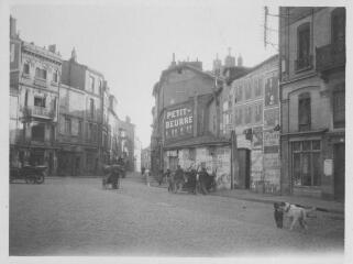 1 vue - Toulouse : place Arnaud-Bernard : mur d\'affiches. - 14 mars 1924. - Photographie (ouvre la visionneuse)