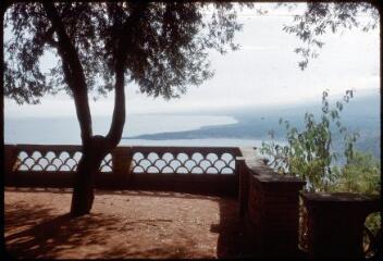 17 vues 4147-4167. Taormine (Sicile) : vue générale de la ville, la côte, le théâtre antique, l'Etna.