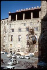 18 vues C 3878-3895. Sienne : Palazzo Pubblico, porte de la ville.