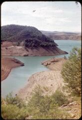 37 vues 2397-2398. Archidona (Andalousie). 2399-2401. Antequera. 2402. Entre Antequera et Campillos : l?auto du géographe. Betteraves, sucrerie, olivettes. 2403. Plaine entre Antequera et Campillos. 2404. Peña de los Enamorados. 2405. Massif del Torcal. 2406. Campillos. 2407-2409. Sierra de peñarrubia. 2411-2417. Pantano del Chorro. 2418-2424. Gorges du Chorro. 2425. Cortijo en aval du Chorro. 2427. Amont d'Alora : Sierra de Huma. 2429. Amont d'Alora : monts de Malaga. 2430-2432. Alora et vallée du Guadalhorce. 2433. Près de Pizarra : sierra de Mijas. 2434-2436. Cártama.