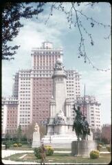 14 vues A 2128-2140. Madrid : colonne de Colomb, immeubles, palais royal, rue et place (Plaza Mayor).