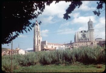23 vues 2245-2248. Narbonne (Aude). 2250-2256. Paysages : avec maison, zone arborée, avec village, forêt de pins, zone de cultures. 2257. Medinyà (province de Gérone, Espagne). 2258-2262. Gérone : église Saint-Félix, cathédrale Sainte-Marie, une rue. 2263-2266, 2266 bis, ter. Barcelone : cathédrale, procession devant l'Ayuntamiento.