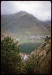 15 vues A 2776-2781. Vallée de Núria : embassament de Núria : chapelle, montagne, vallée, réservoir, sanctuaire. A 2783-2784. Paysages (flanc cultivé, village). A 2785-2791. Puigcerda (province de Gérone).