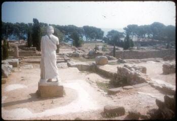 59 vues A 2681-2738. Costa Brava : patrimoine et paysage : Pals, site archéologique des ruines d'Empúries (L'Escala), L'Estartit, côte et plages. A 2738 bis, ter. Tossa, édition Ancora (Barcelone).