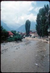 33 vues C 3638-3674. Kosovo : ville ou village, mosquée, cérémonie en tenue traditionnelle, monastère patriarcal de Pec.
