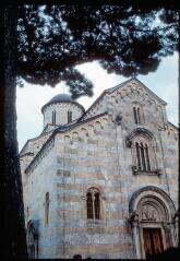 24 vues C 3603-3626. Kosovo : forêt, monastère orthodoxe de Decani.