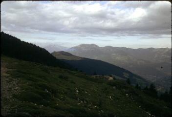 14 vues C 3708-3721. Paysage montagneux, cours d'eau, village (maisons au toit en bois).