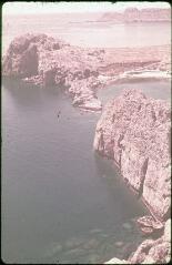 90 vues B 688-735. Rhodes (île de Rhodes) : églises, Palais des Grands Maîtres, remparts, vestiges de l'Acropole sur la colline d'Agios Stéphanos, tour, vues générales. B B 736-741. Paysages. B 742-770. Lindos : vue générale, remparts, site archéologique. B 771-780. Lindos (série de diapositives éditées) : Acropole, temple, église byzantine.