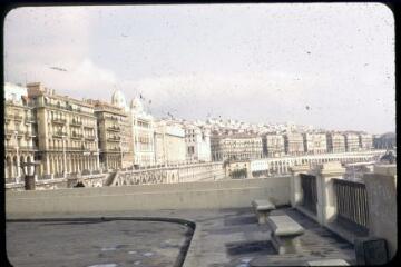 11 vues 3013-3024. Alger : monument aux morts, porte sculptée, rue, fontaine publique, quartiers de la ville (gare, port).