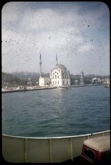 59 vues 9899-9958. Murailles du Ve siècle, mosquée Süleymaniye, obélisque de Théodose, mosquée du Sultan Ahmet, Sainte-Sophie, le Bosphore, quartier Üsküdar (anciennement Scutari) (mosquées), portrait (MM. Fouché et Firat), coucher du soleil.