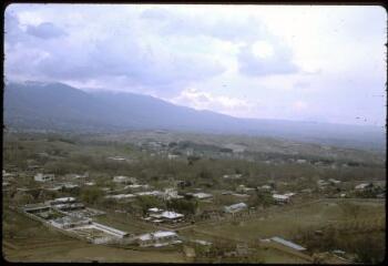 20 vues B 6744-6748. Maison au bord d'une rivière, cours d'eau (Iran). B 6749. Marché. B 6750-6756. Mosquée (Tadrich ?). B 6757-6763. Vue générale d'une ville, sa mosquée.