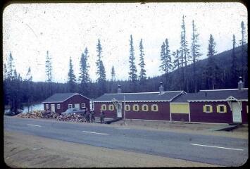 18 vues 2110-2122. Lac et laboratoire des Laurentides (Québec, Canada). 2122 bis. Lac Jacques Cartier : élevage de chiens. 2123-2128. Réserve des Laurentides : forêt, cours d'eau, végétation, cascade.