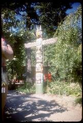 16 vues A 3816-3818. Vancouver (Colombie-Britannique, Canada) : vue générale, Palais de justice. A 3820-3829. Capilano Canyon : totems, forêt. A 3830. Ouest de Vancouver : maison, jardin. A 3831-3832 bis. Vancouver de nuit.