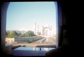 45 vues A 5304-5311. Paysages du Maharashtra : cours d'eau, vue lointaine de montagnes, route. A 5312-5328. Sinnar : temple hindou. A 5329-5358. Aurangabad : mausolée de Rabia-ud-Daurani (épouse d'Aurangzeb), fort de Daulatabad, paysage des environs.