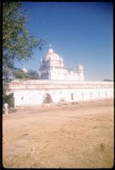 80 vues A 4728-4734. Vues prises d'avion. A 4735-4807. Khadjouraho (Madhya Pradesh) : site patrimonial des temples, village. A 4808, 4810. Paysage.