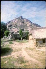 32 vues A 4999-5015. Route de Pondichéry (Tamil Nadu) : paysage, temples, statues hindoues, rochers. A 5018-5031. Monts Argilis : forêt de cocotiers, montagnes.