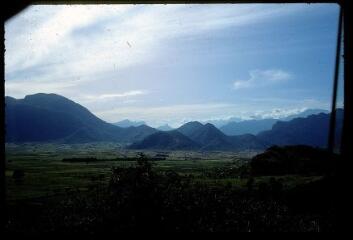 27 vues B 4864. Paysage (Inde). B 4866-4884. Srirangam (Tamil Nadu) : temple. B 4885-4889. Montée à Kodaikanal, vue des montagnes (Monts Palnis).