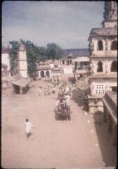 125 vues A 5112-5151. Région du Deccan : site patrimonial, vestiges, scènes de la vie locale. A 5152-5204. Badami (Karnataka) : patrimoine, temple, sanctuaire excavé, sculpture, vues générales. A 5206-5243. Pattadakal : site de nombreux temples hindous. A 5244-5272. Aihole : temple hindou, patrimoine. A 5273. Paysage : coucher du soleil.