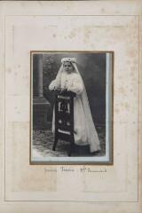 1 vue Portrait d'une jeune communiante (Jeanne Ferrère, 1ere communion).