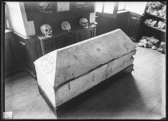 1 vue Tombeau d'Emilienne et crânes.