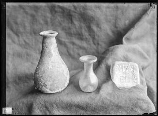 1 vue Deux lacrymatoires et flacon à inscription.