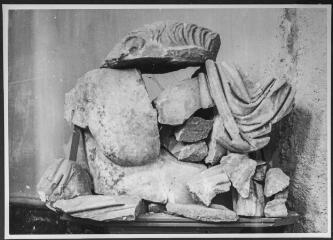 2 vues Film 1, cliché 10. Fragment de statue masculine colossale. Marbre blanc. Inventaire spécial des statues du Forum.