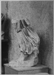 2 vues Film 1, cliché 13. Fragment de Victoire drapée. Marbre blanc. Inventaire spécial des statues du Forum.