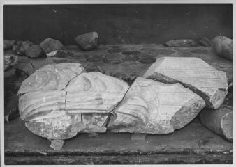 2 vues Film 1, cliché 28. Statue mutilée, d'empereur cuirassé. Marbre blanc. Inventaire spécial des statues du Forum.