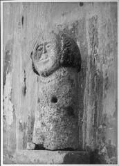 2 vues Film 1, cliché 30. Pilier à tête humaine.