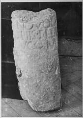 2 vues Film 2, cliché 3. Fragment d'inscription funéraire : ANO YOL.