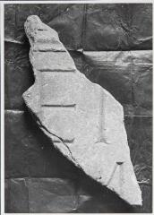 2 vues Film 4, cliché 18. Fragment d'inscription EI.-M.-.