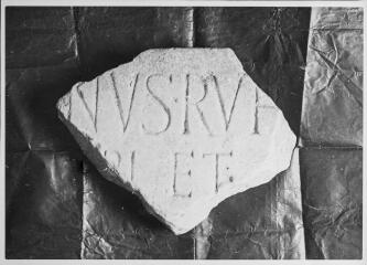 2 vues Film 4, cliché 21. Fragment d'inscription : ? NVS.RVF? PI? ET.