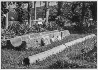 2 vues Film 5, cliché 18. Ensemble caniveau et tuyau de plomb du Forum dans le jardin du Musée.