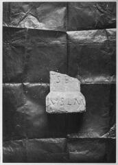 2 vues Film 5, cliché 29. Fragment d'autel votif : S?SEVLM.