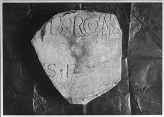 2 vues Film 6, cliché 7. Fragment d'inscription : BORCONS? SVF.