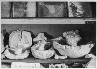 2 vues Film 6, cliché 13. Fragments de mortiers et pilons.