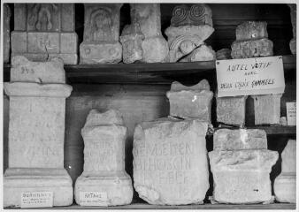 2 vues Film 7, cliché 37. Autels votifs. De gauche à droite et de haut en bas : n° 30 (femme nue armée d'une lance), n° 28 (buste d'homme et deux disques), n° 34 (buste humain abimé ?), n° 32 (idem), n° 33, n° 35 (autel votif avec deux croix gammées), n° 50 (à Boriennus, protecteur du village d'Anla), n° 51 (à Artahe, dieu des montagnes), n° 55, n° 79, n° 52, n° 58, n° 54.