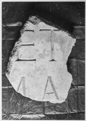 2 vues Film 8, cliché 17. Fragment d'inscription : ? ET?.MA...