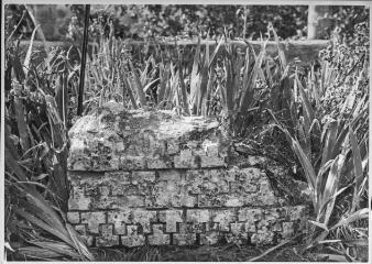 2 vues Film 9, cliché 38. Fragment de mur romain dans le jardin du Musée : fragment de muraille à petit appareil cruciforme.