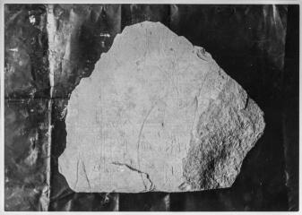 2 vues Film 10, cliché 8. Graffite sur fragment de colonne du Forum.