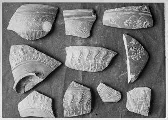 2 vues Film 12, cliché 2. Dix fragments de vases.