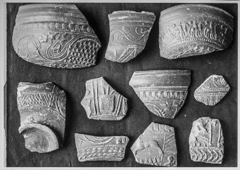 2 vues Film 12, cliché 4. Dix fragments de vases.