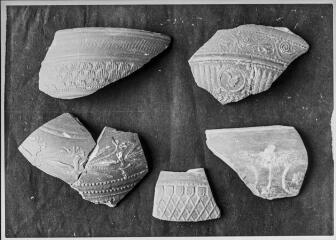2 vues Film 12, cliché 17. Six fragments de vases.
