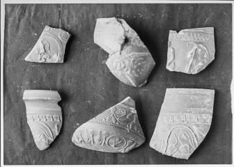 2 vues Film 12, cliché 20. Sept fragments de vases.