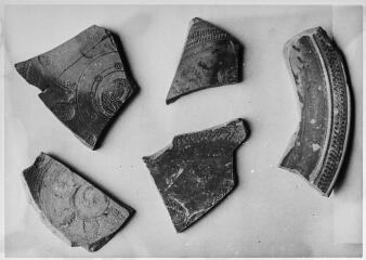 2 vues Film 12, cliché 27. Six fragments de poteries estampées.