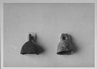 2 vues Film 13, cliché 3a. Deux clochettes en bronze.