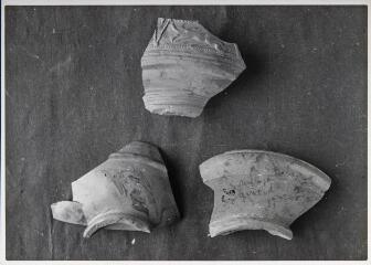 2 vues Film 14, cliché 2. Quatre fragments de vases jaunes marbrés de rouge.