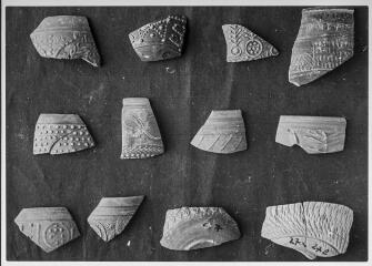 2 vues Film 14, cliché 4. Quatorze fragments de vases.