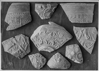 2 vues Film 14, cliché 11. Dix fragments de vases.